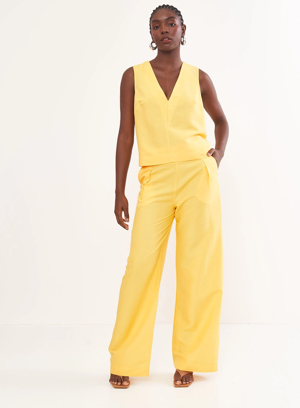 Calça Feminina Alfaiataria Em Linho Com Drapeado Amarelo