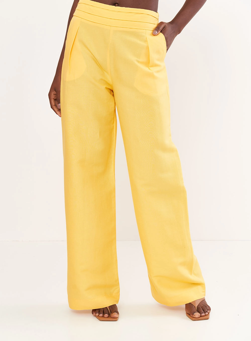 Calça Feminina Alfaiataria Em Linho Com Drapeado Amarelo