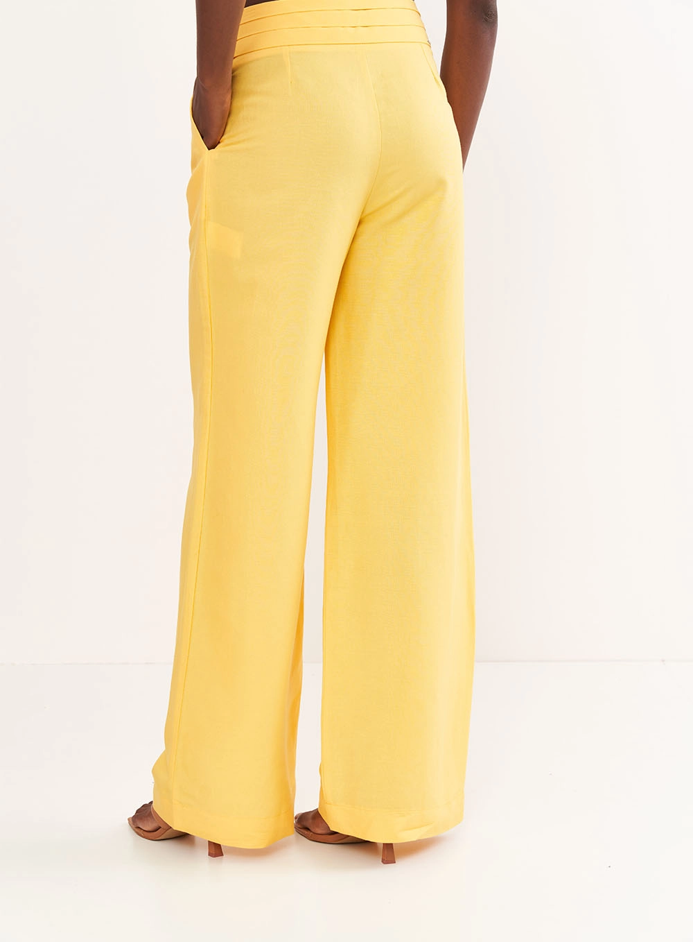 Calça Feminina Alfaiataria Em Linho Com Drapeado Amarelo
