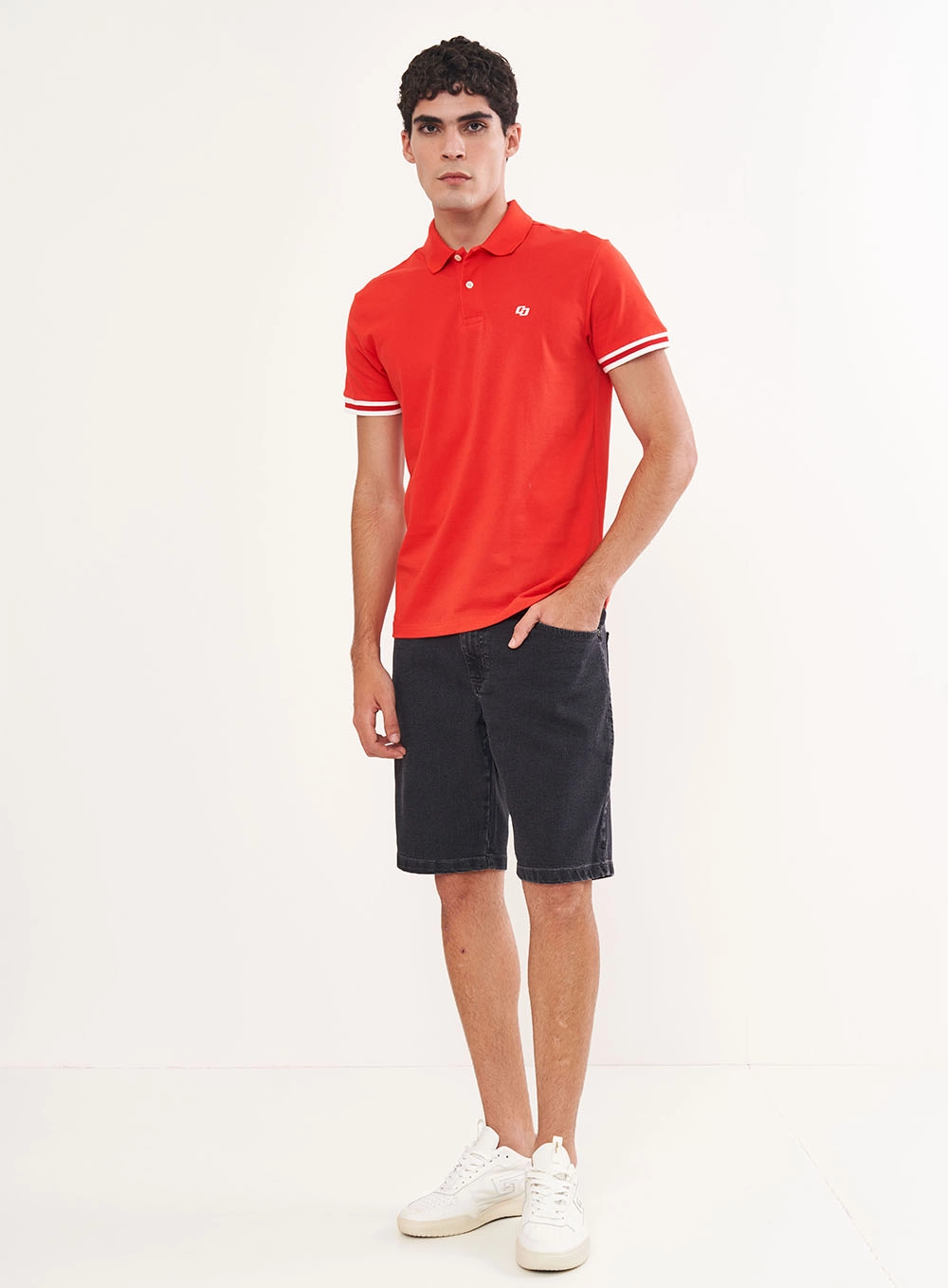 Polo Masculina Com Detalhe Em Listras Vermelho