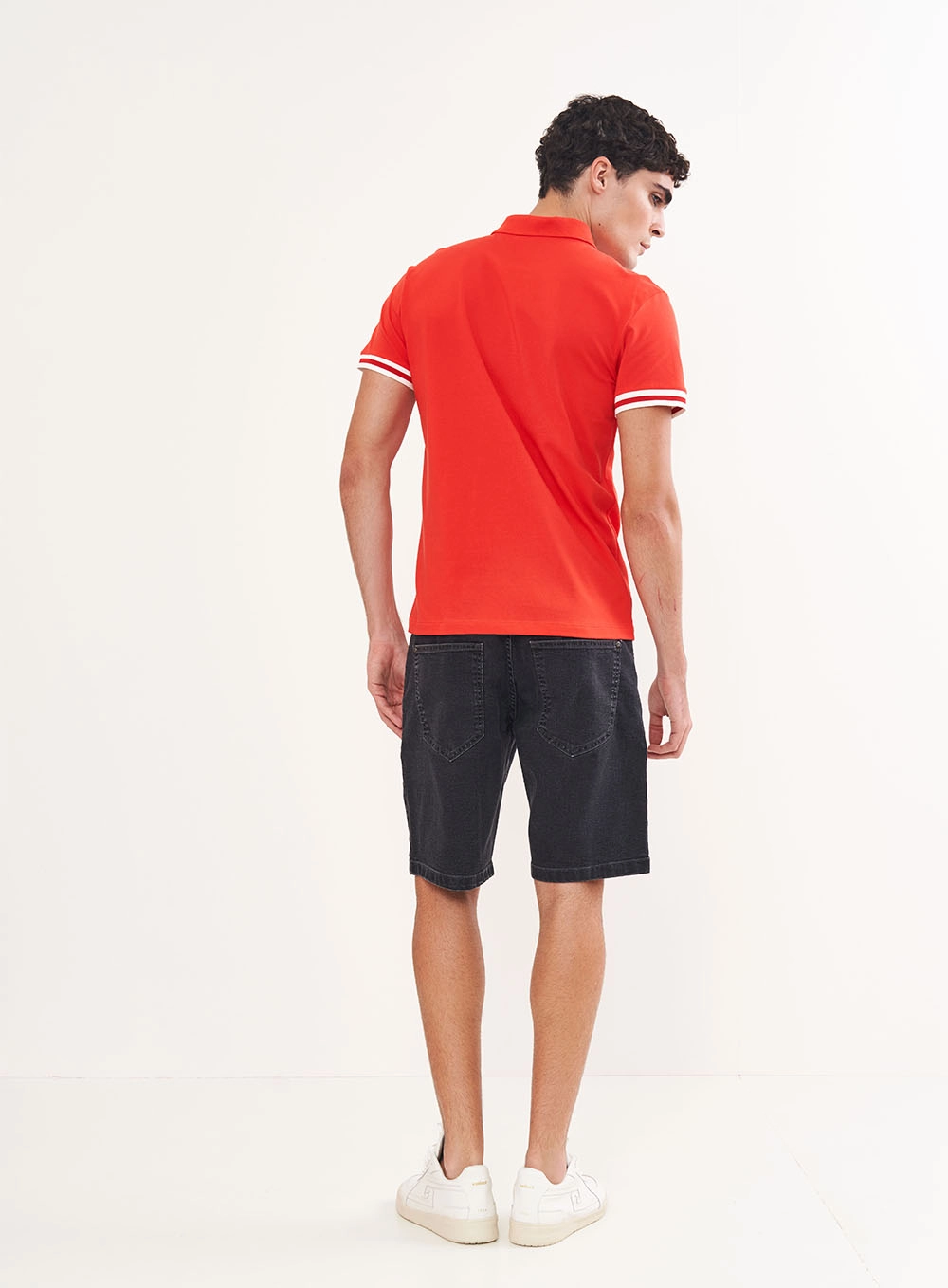 Polo Masculina Com Detalhe Em Listras Vermelho