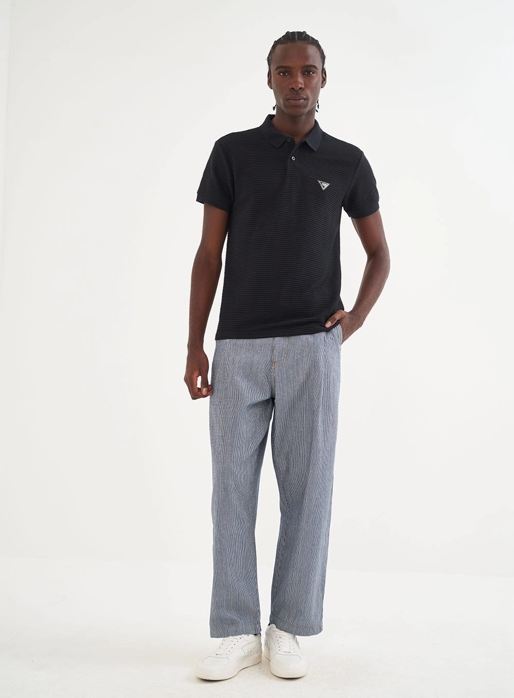 Polo Masculina Com Detalhe Em Logo Preto