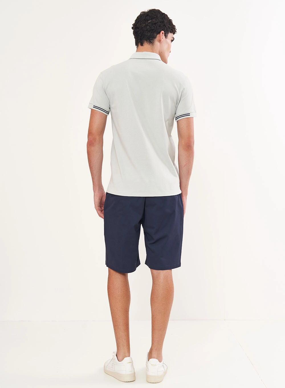 Polo Masculina Com Detalhe Em Listras Cinza