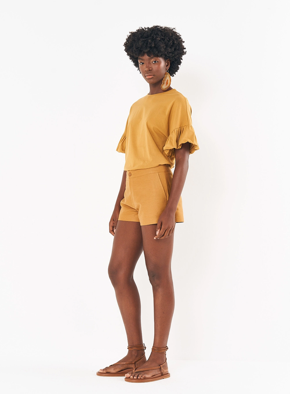 Camiseta Feminina Manga Curta Com Babados Marrom Ebbela