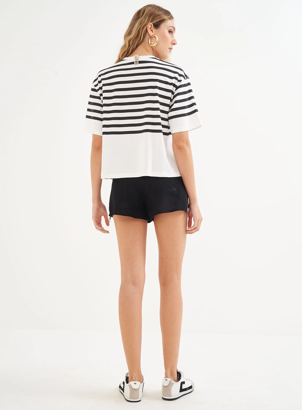 Camiseta Feminina Com Listras Off Shell