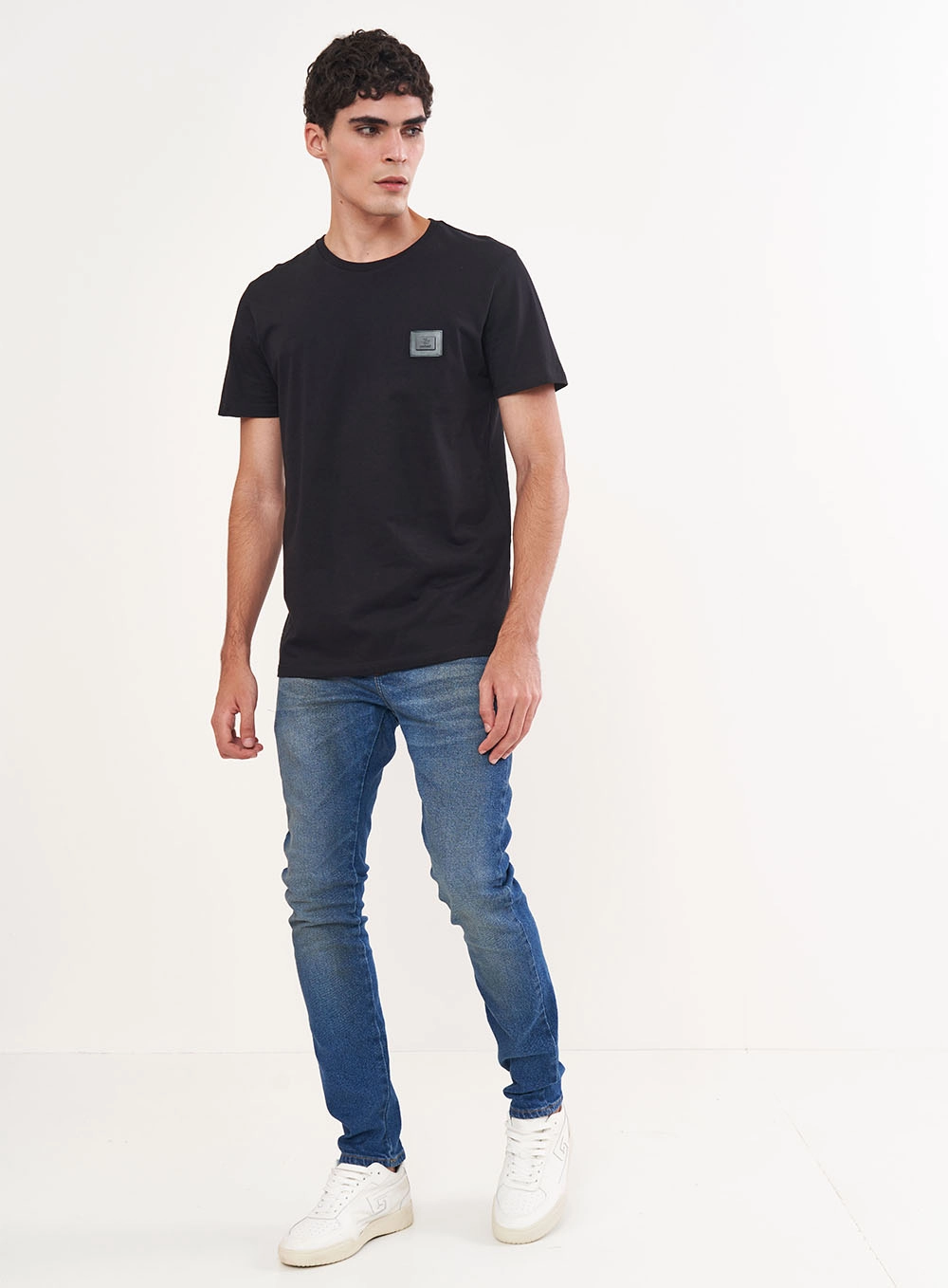 Camiseta Masculina Com Detalhe Em Logo Preto