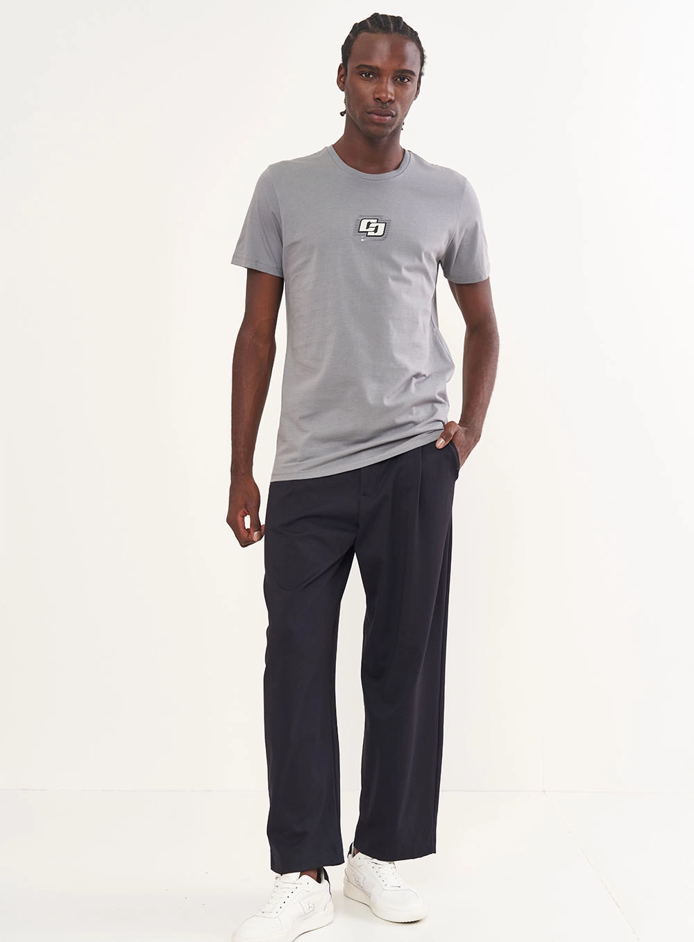 Camiseta Masculina Com Detalhe Em Logo Cinza