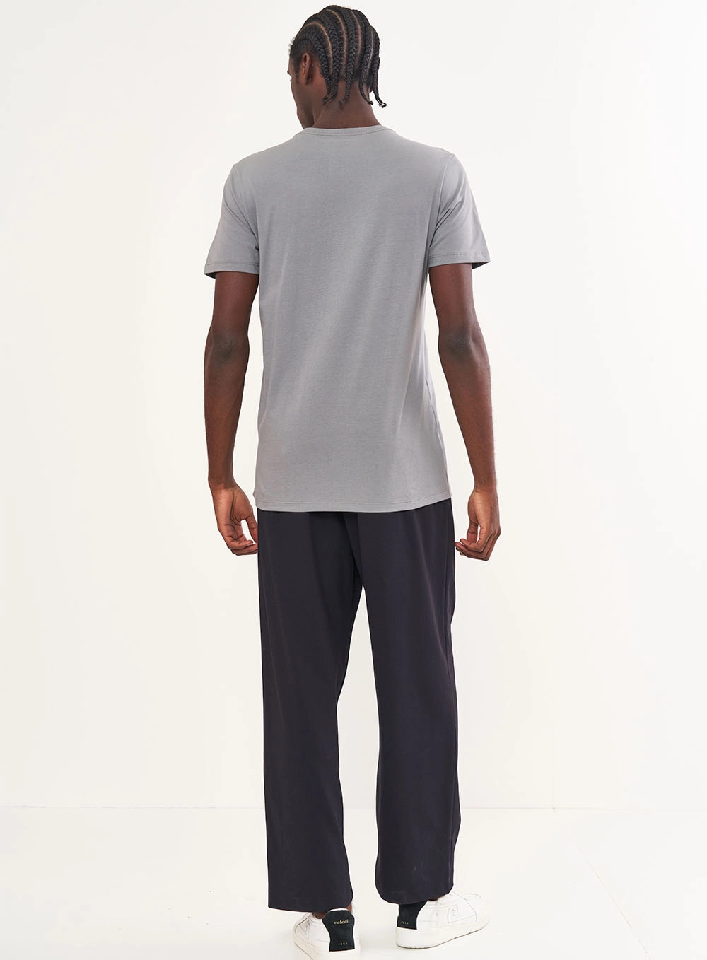 Camiseta Masculina Com Detalhe Em Logo Cinza