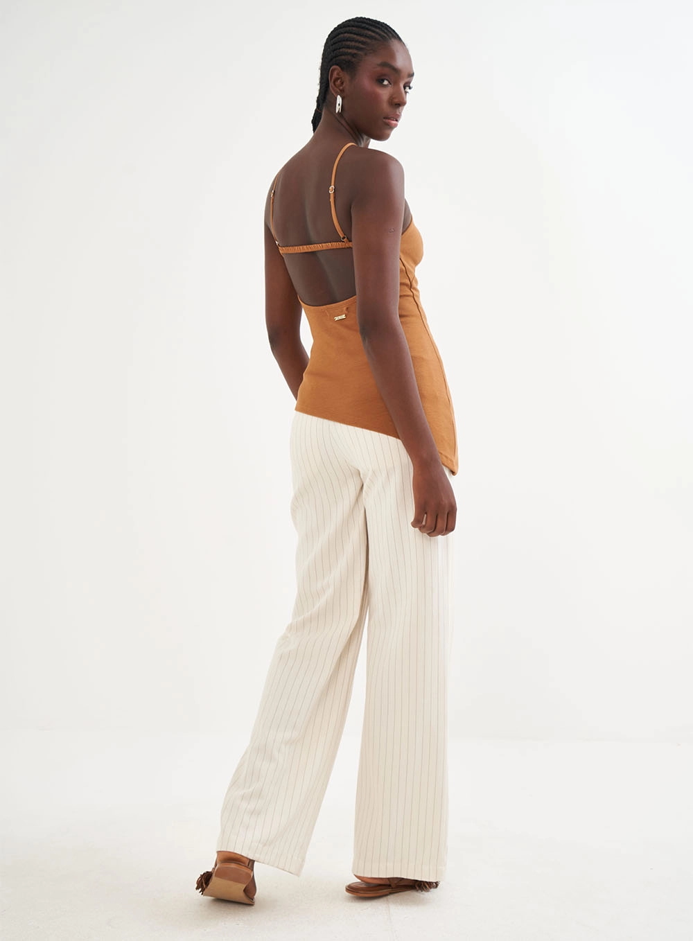 Blusa Slim Com Barra Assimétrica Marrom Evermore