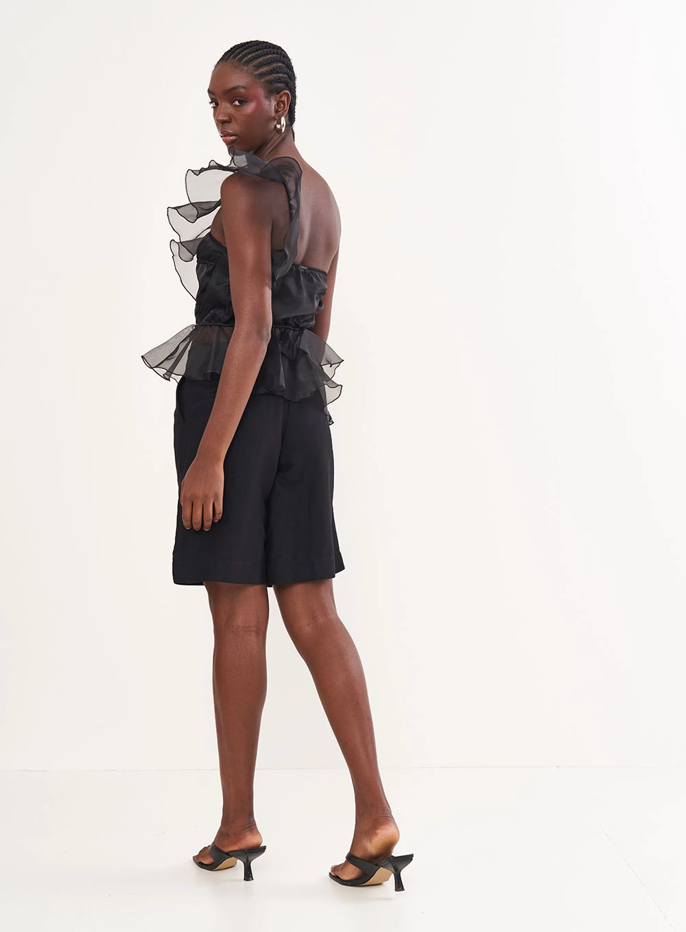 Blusa Tule Com Babados Uma Alça Preto