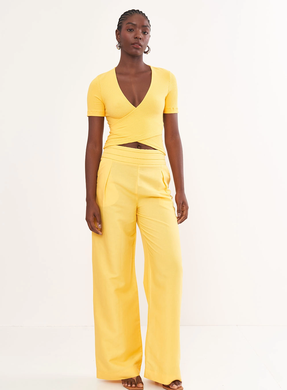 Blusa Canelada Justa Com Transpasse Amarelo