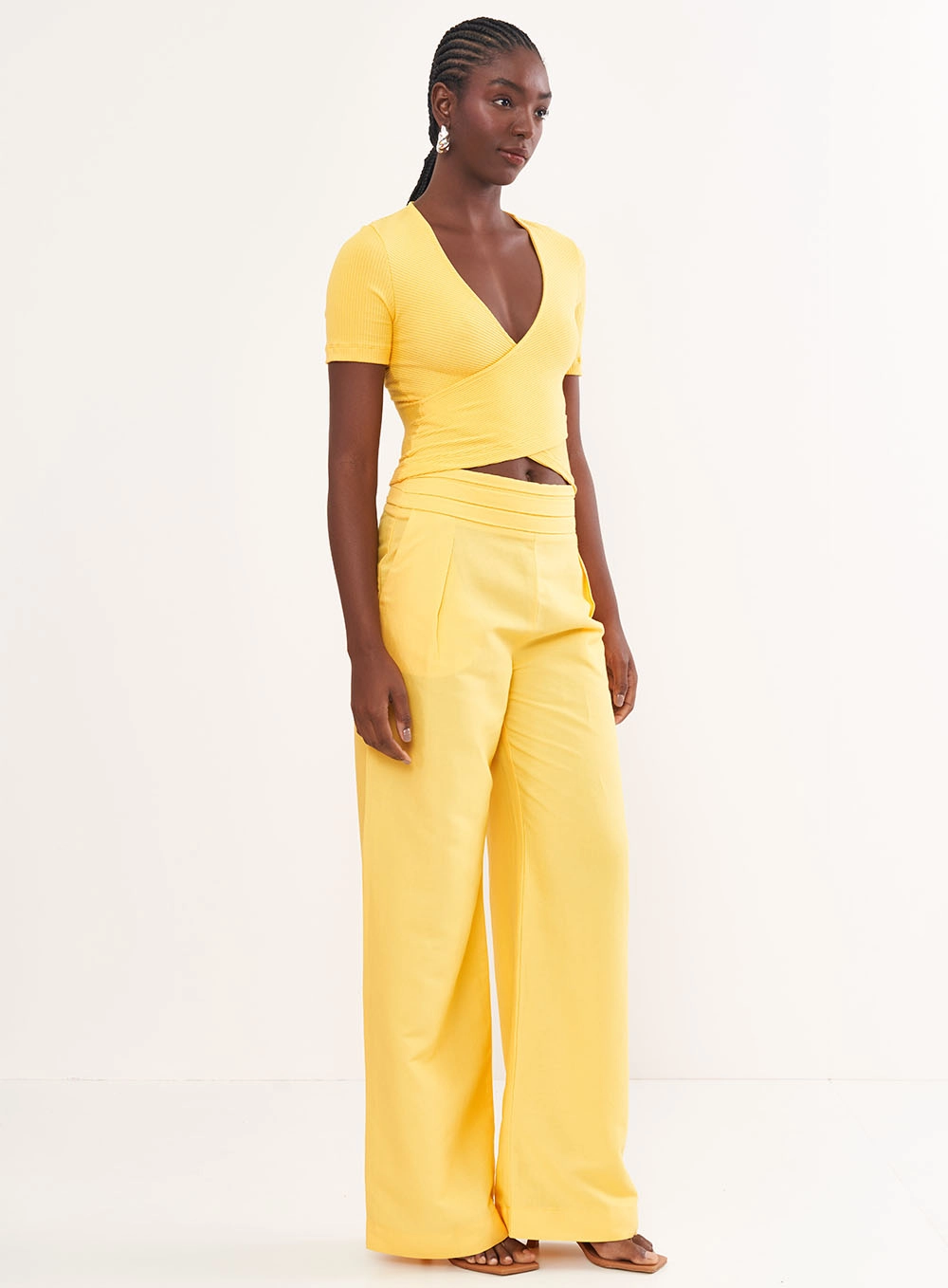 Blusa Canelada Justa Com Transpasse Amarelo