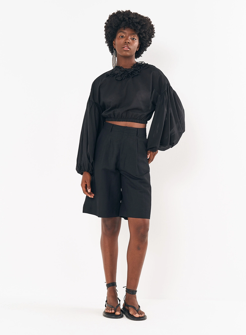 Blusa Mangas Longas Bufantes E Aplicação Na Gola Preto