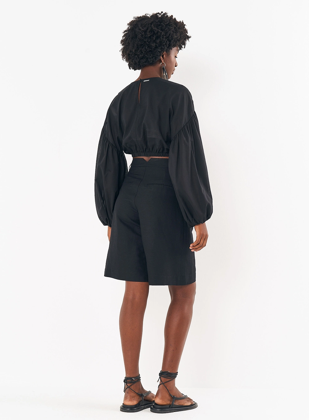 Blusa Mangas Longas Bufantes E Aplicação Na Gola Preto