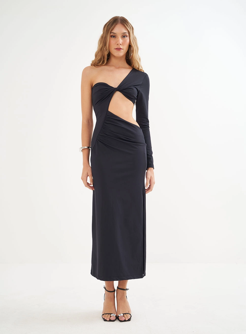 Vestido Midi Uma Manga Com Recortes Preto