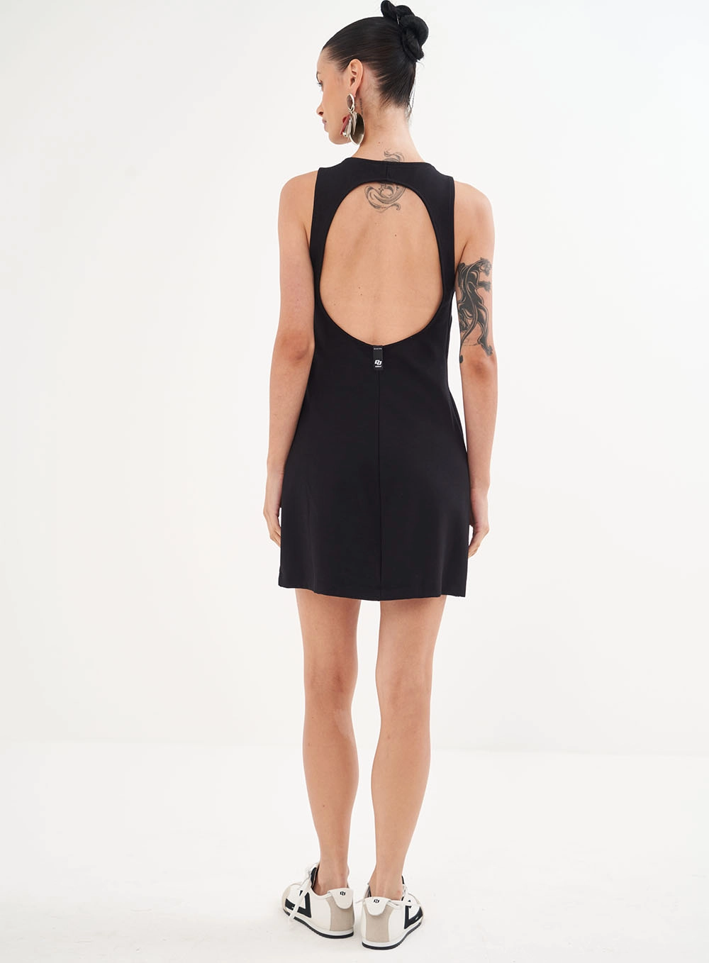Vestido Reto Com Detalhe Em Ziper Na Gola Preto