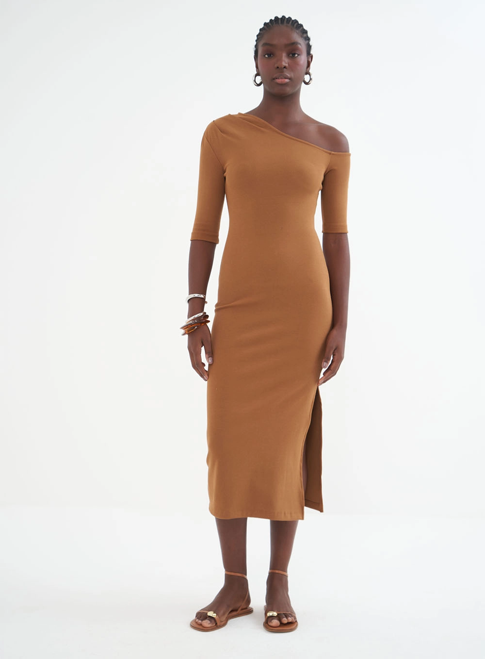 Vestido Midi Decote Assimétrico Marrom Evermore