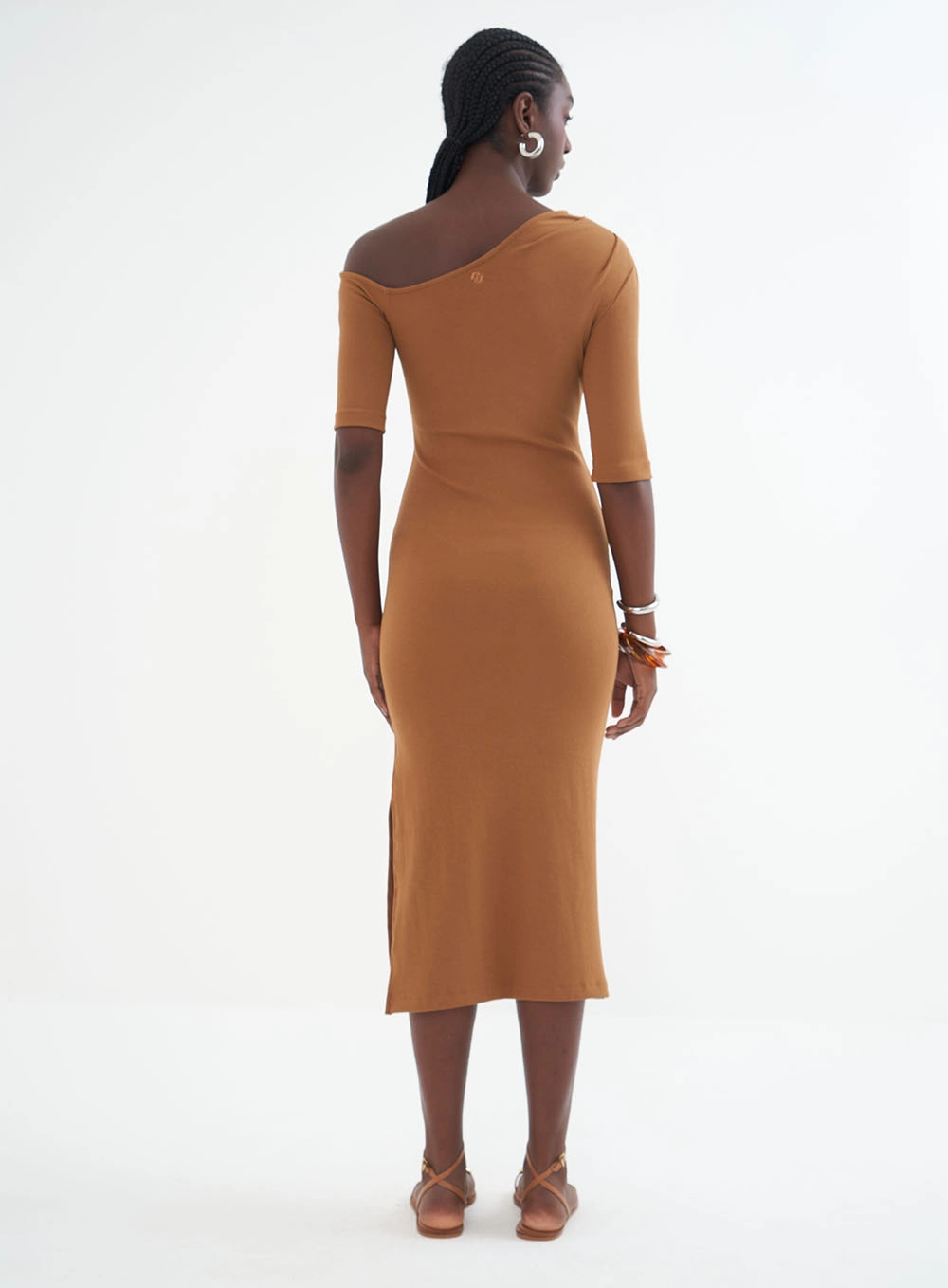 Vestido Midi Decote Assimétrico Marrom Evermore