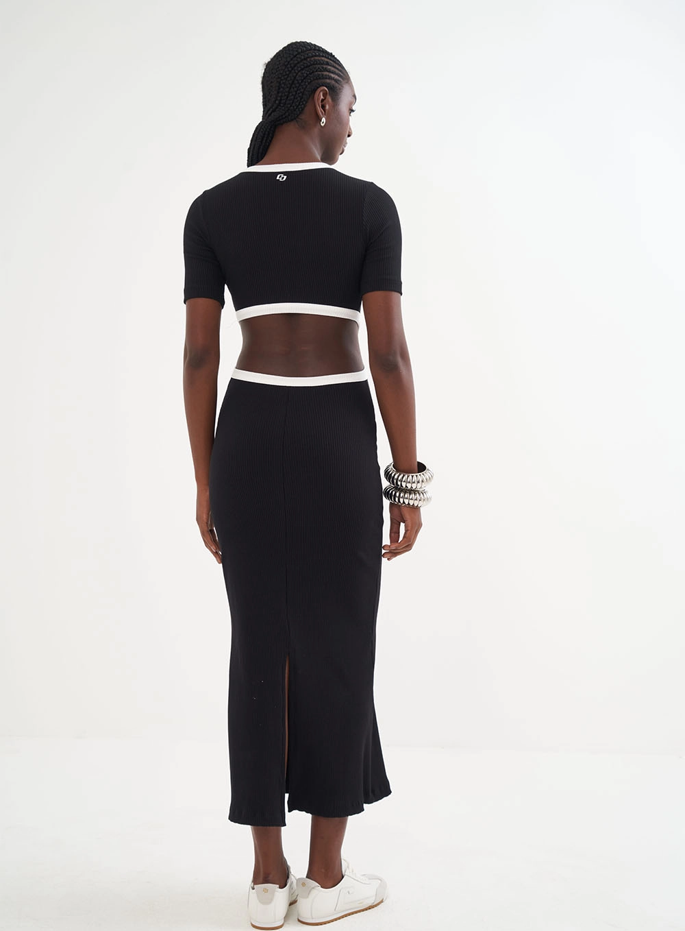 Vestido Canelado Midi Com Abertura Nas Costas Preto