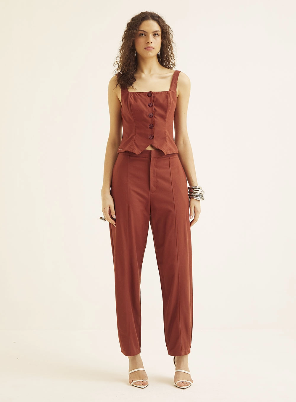 Calça Alfaiataria Com Detalhe E Bolso Faca Marrom 1
