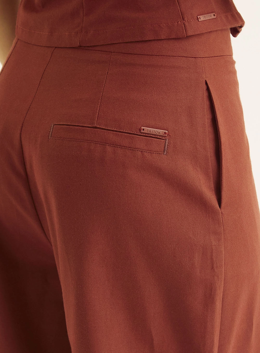 Calça Alfaiataria Com Detalhe E Bolso Faca Marrom 3