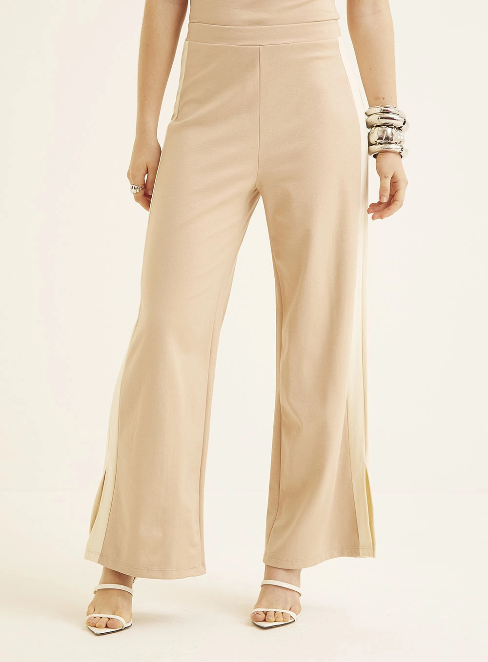 Calça Feminina Comfort Com Detalhes Na Barra Bege 2