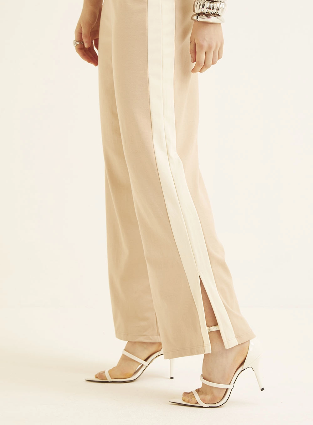 Calça Feminina Comfort Com Detalhes Na Barra Bege 3