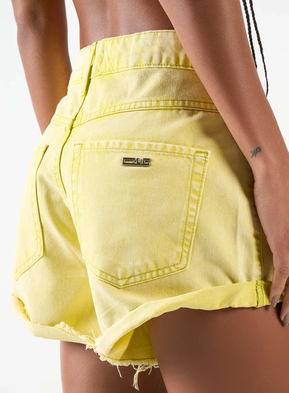 Short Sarja Regular Média Barra Dobrada Amarelo 5
