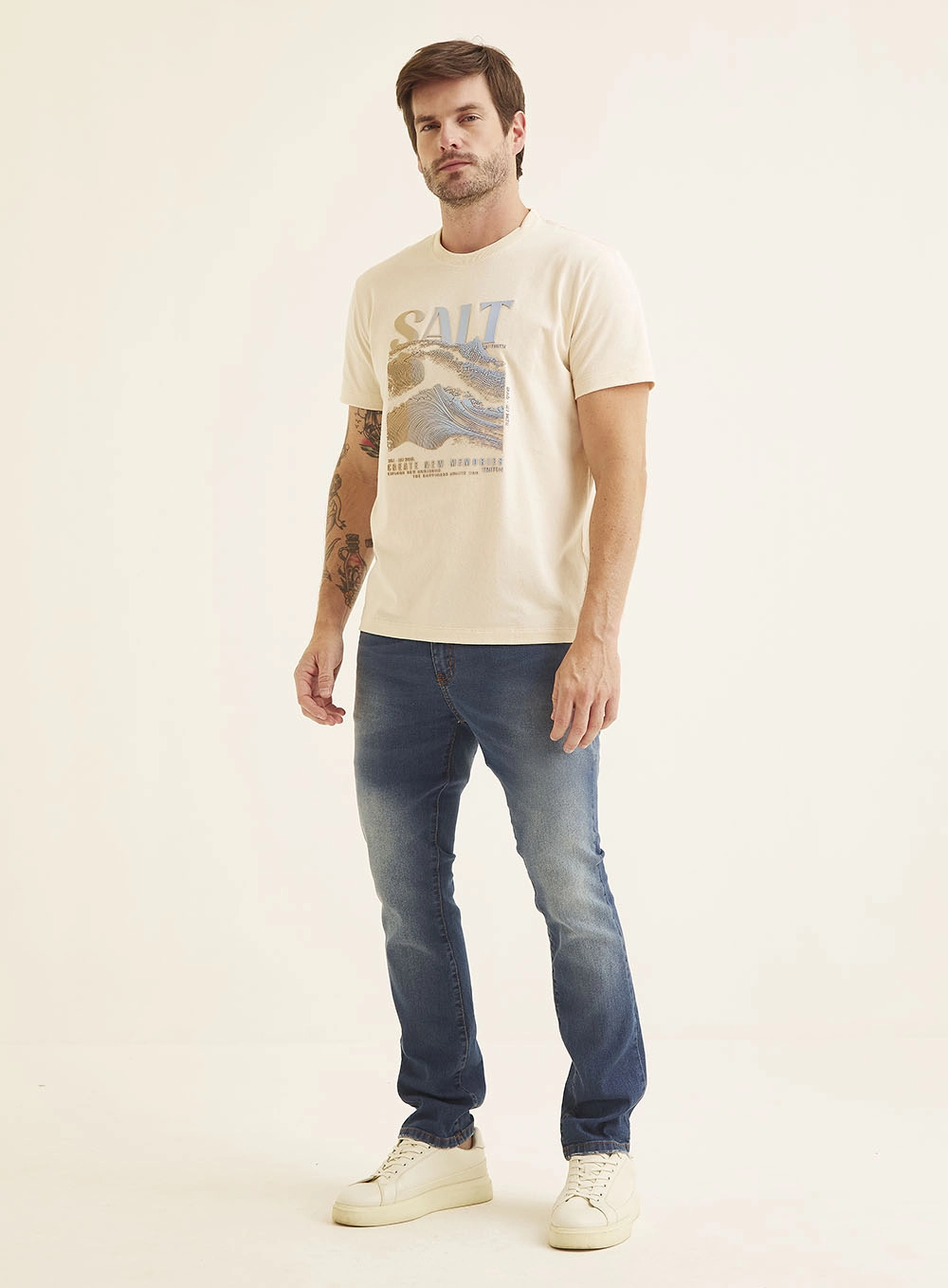 Camiseta Masculina Com Estampa Em Alto Relevo Bege 1
