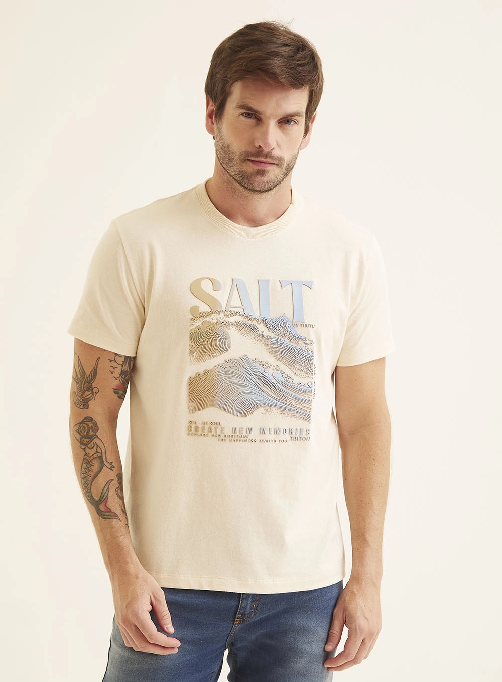 Camiseta Masculina Com Estampa Em Alto Relevo Bege 2