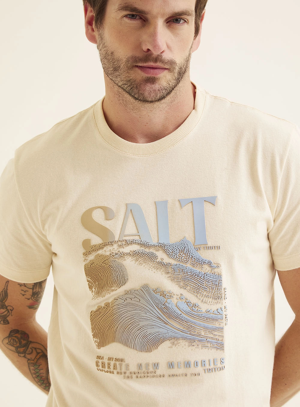 Camiseta Masculina Com Estampa Em Alto Relevo Bege 3