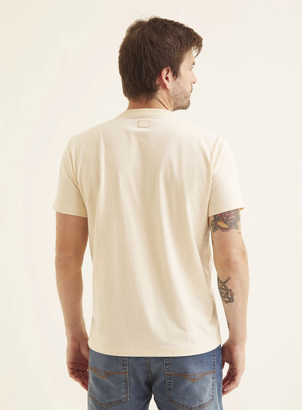 Camiseta Masculina Com Estampa Em Alto Relevo Bege 4