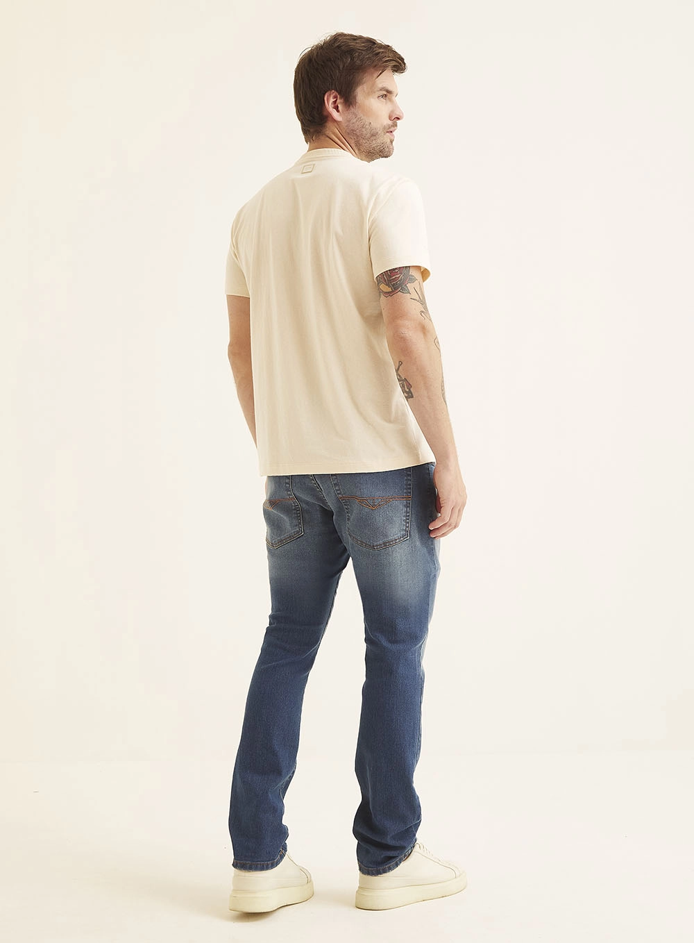 Camiseta Masculina Com Estampa Em Alto Relevo Bege 5