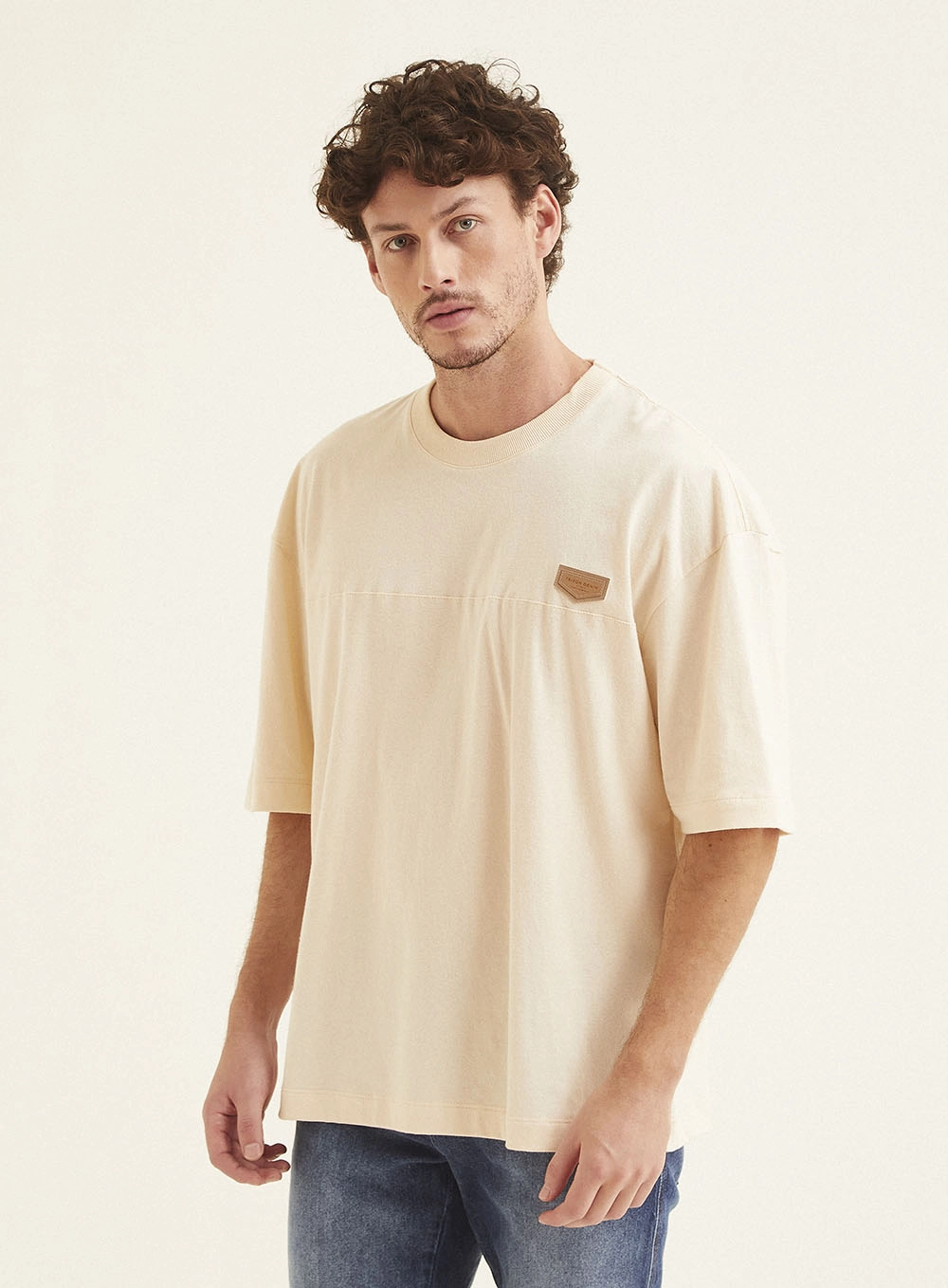 Camiseta Masculina New Com Placa Em Logo Bege 2