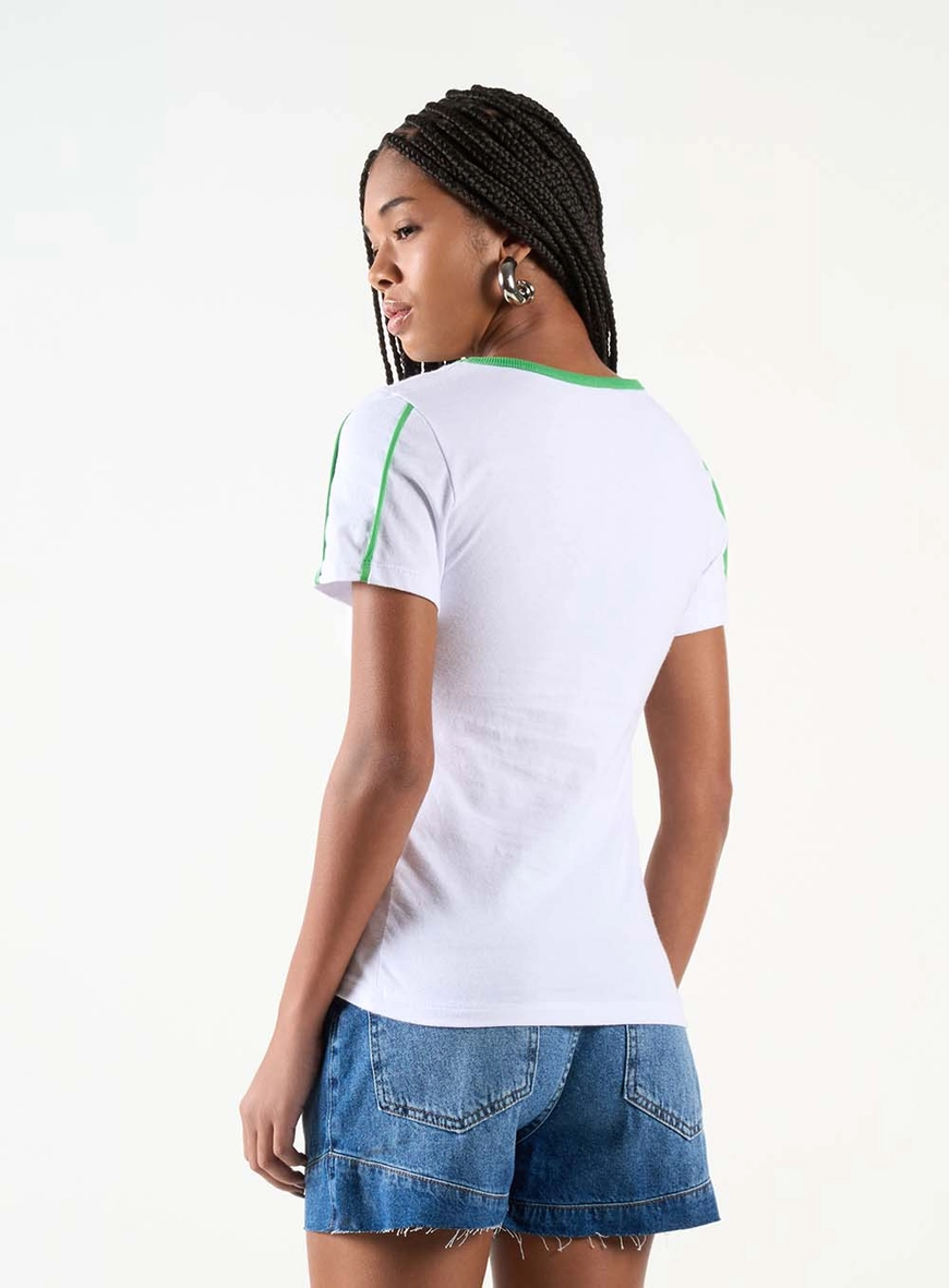 Camiseta Feminina Slim Básica Com Detalhes Branco 3