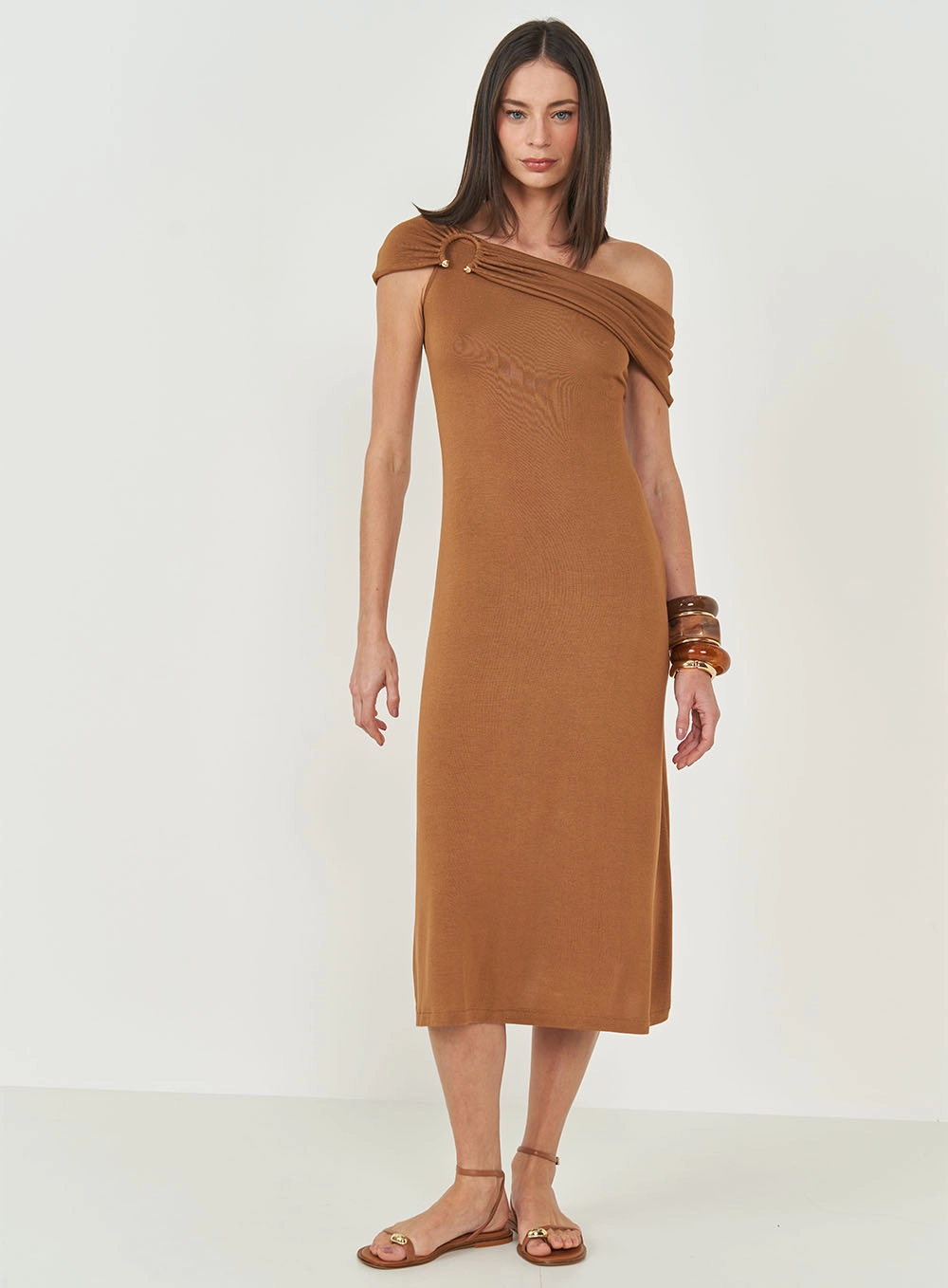 Vestido Midi Ombro A Ombro Com Detalhe Em Metal Marrom Evermore