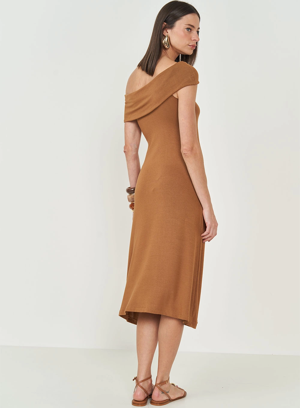 Vestido Midi Ombro A Ombro Com Detalhe Em Metal Marrom Evermore