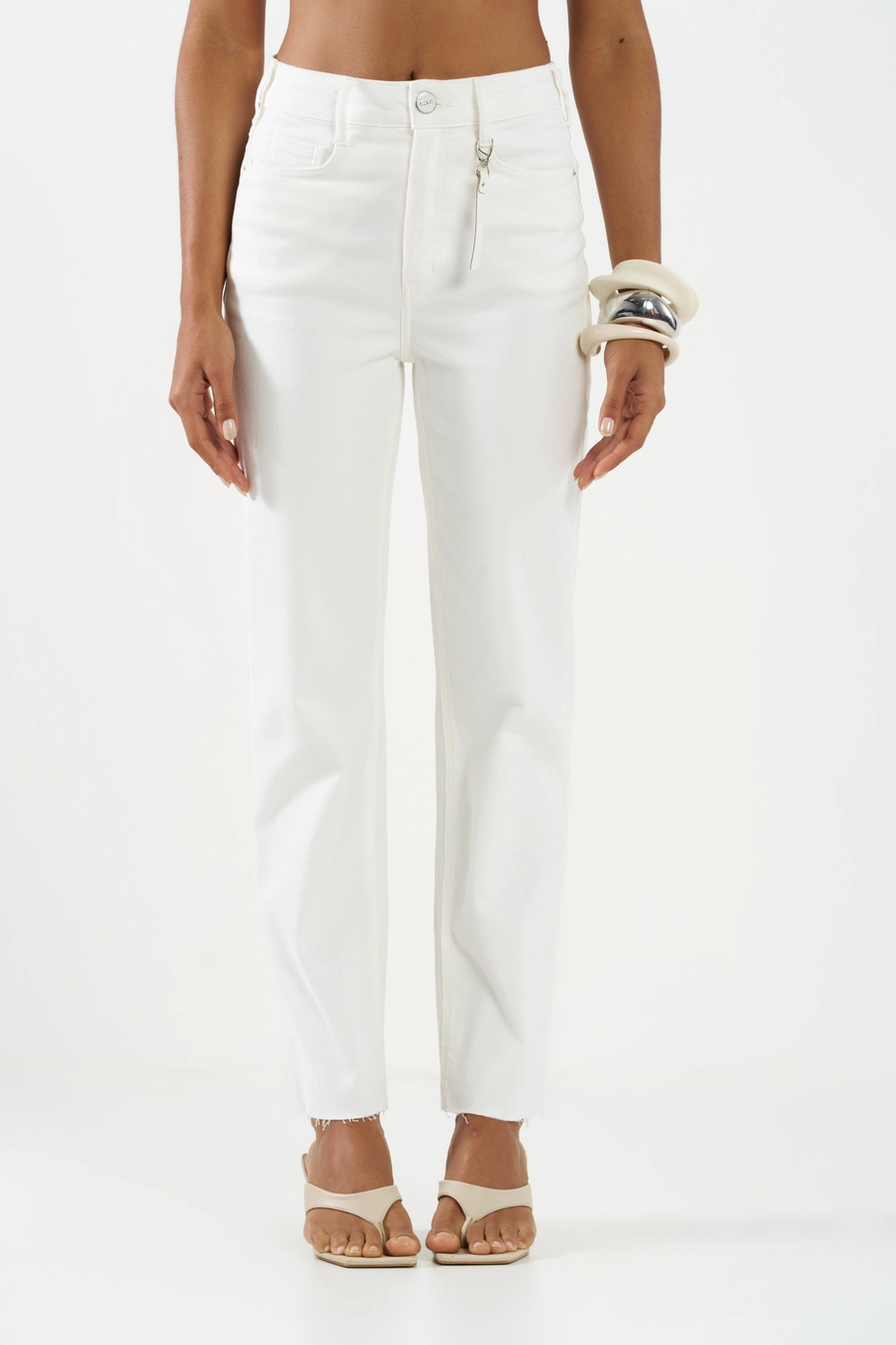 Calça Sarja Reta Cropped Com Chaveiro Off Shell 2