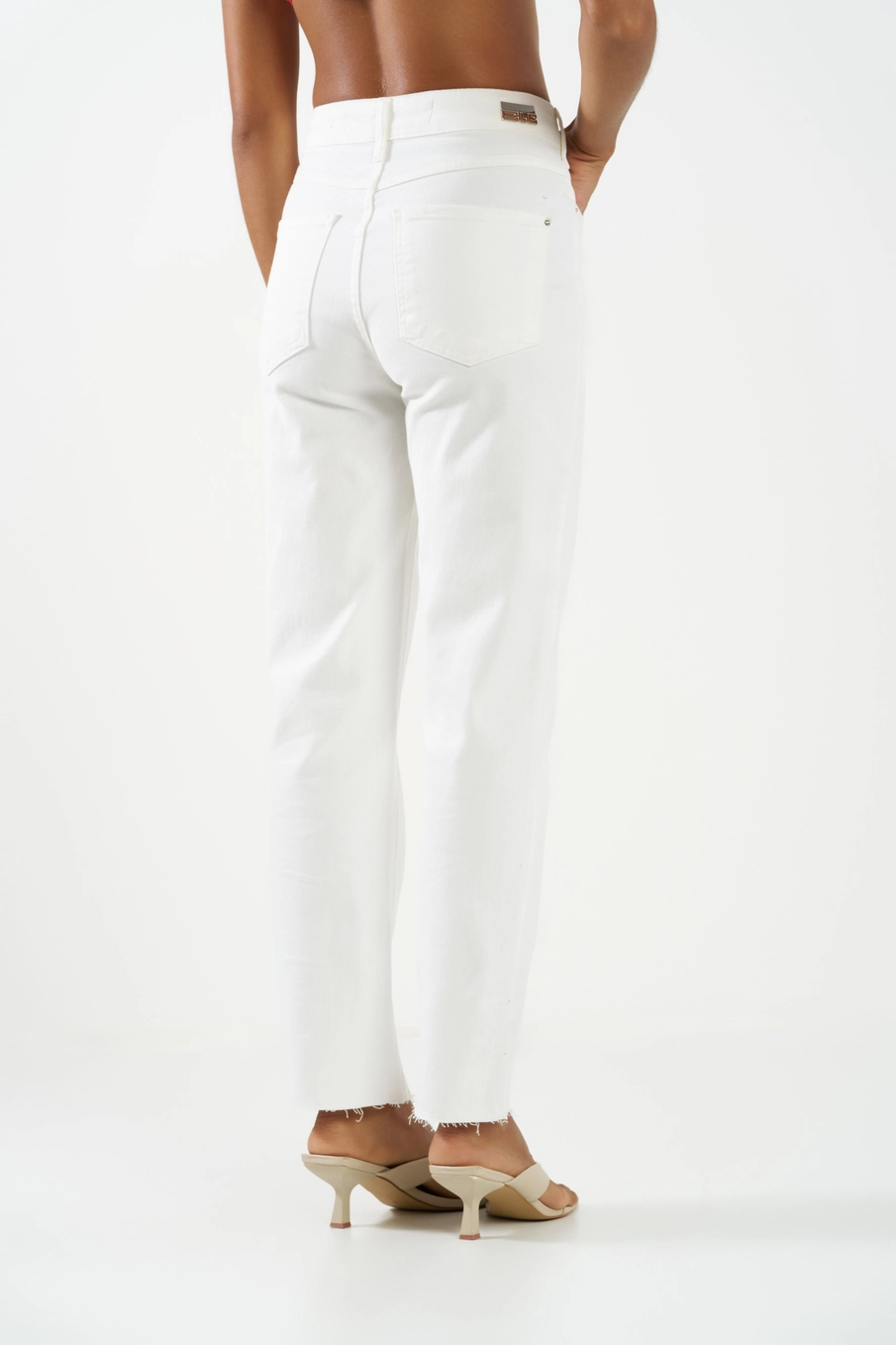 Calça Sarja Reta Cropped Com Chaveiro Off Shell 3