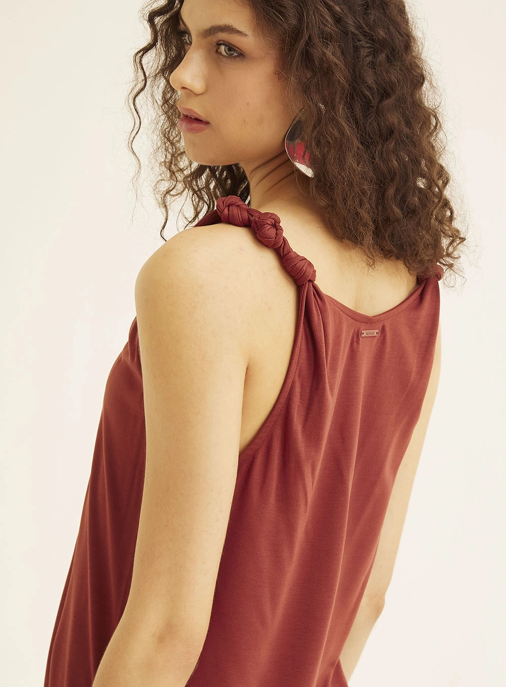 Blusa Comfort Com Detalhe De Nó Marrom 3