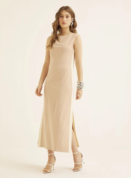 Vestido Midi Com Fenda Lateral E Decote Reto