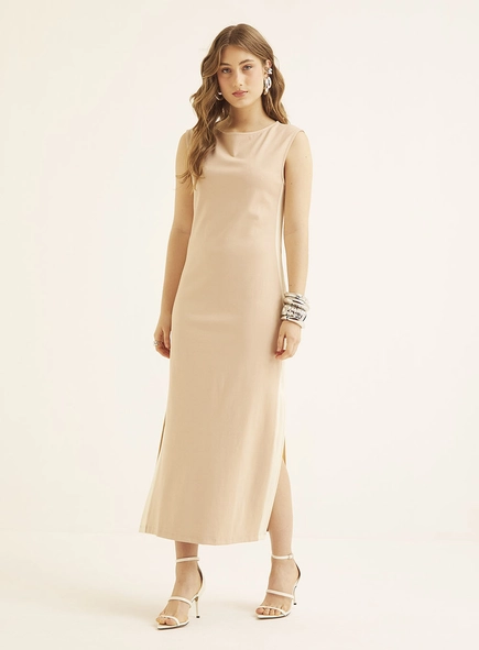 Vestido Midi Com Fenda Lateral E Decote Reto