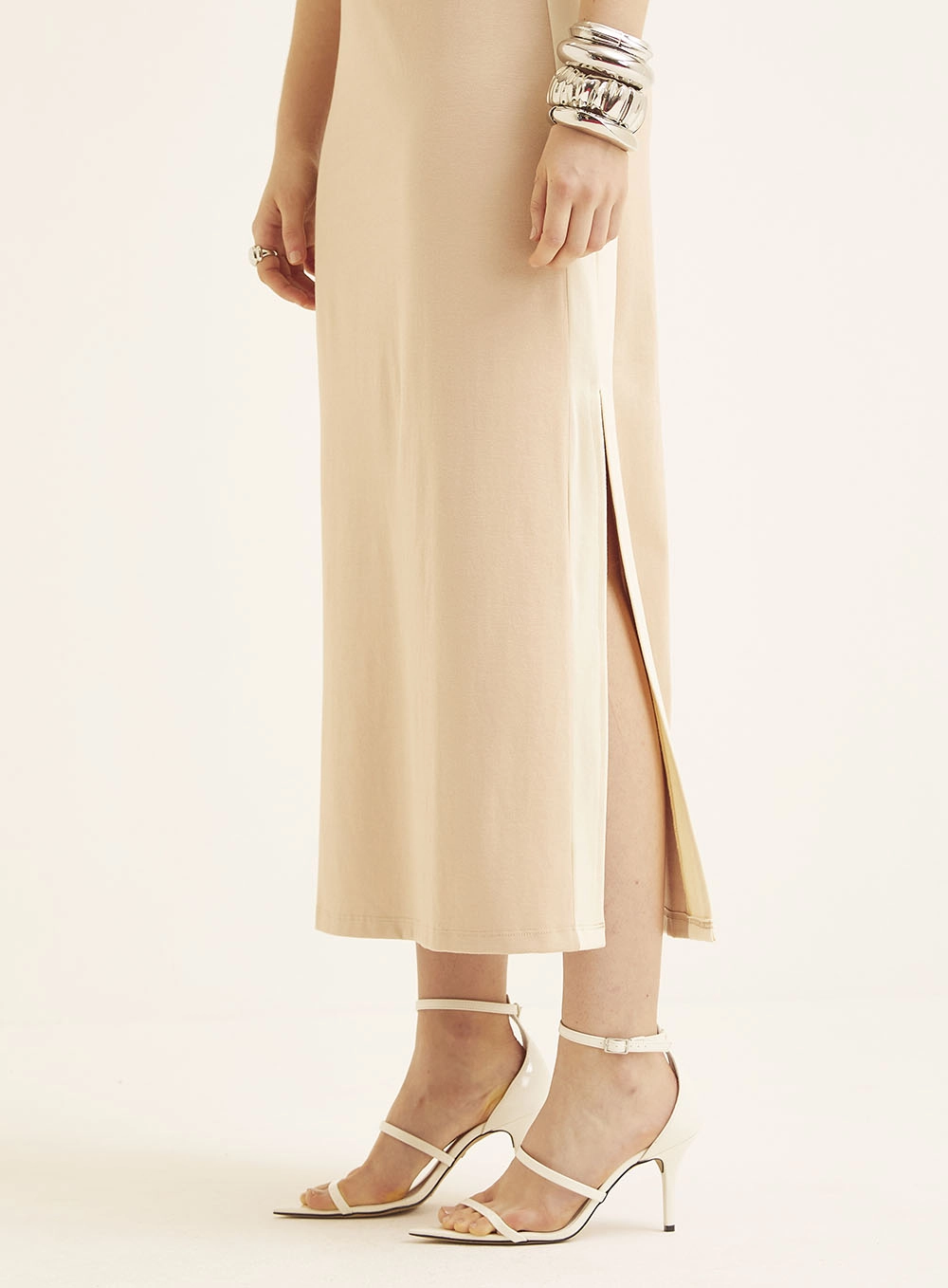Vestido Midi Com Fenda Lateral E Decote Reto Bege 3