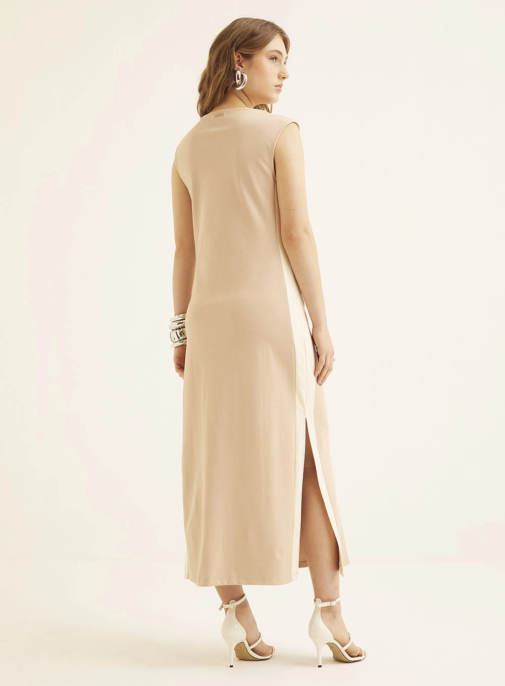 Vestido Midi Com Fenda Lateral E Decote Reto Bege 4