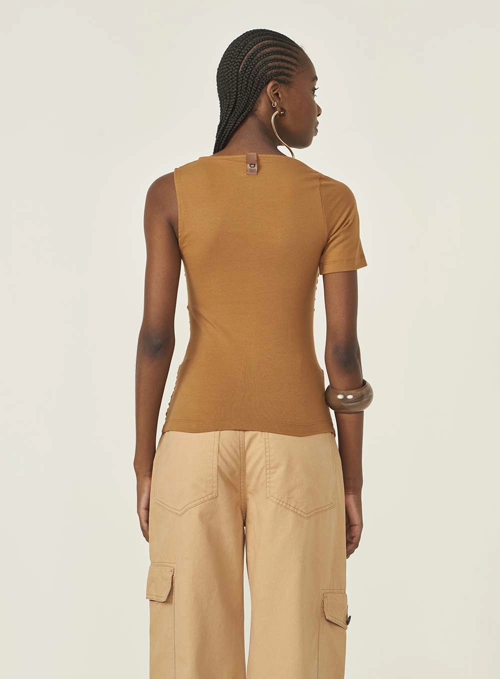 Blusa Slim Decote V Com Uma Manga Marrom Evermore