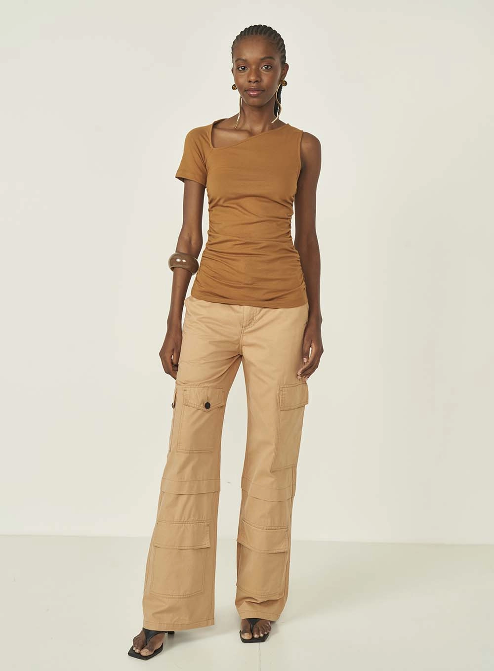 Blusa Slim Decote V Com Uma Manga Marrom Evermore