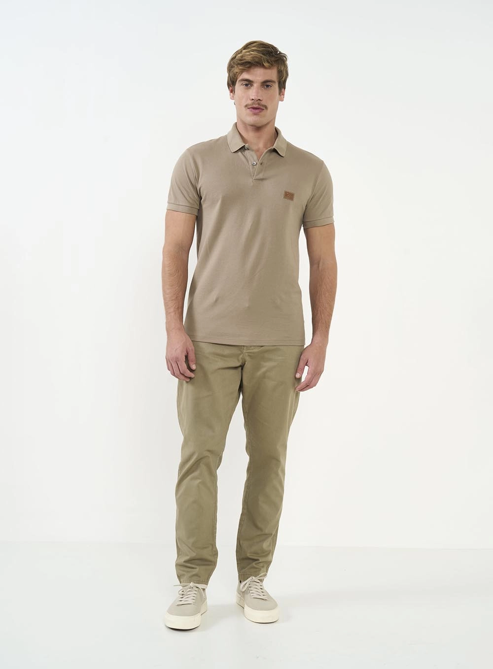 Polo Masculina Com Detalhe Em Placa Minimalista Bege Misk