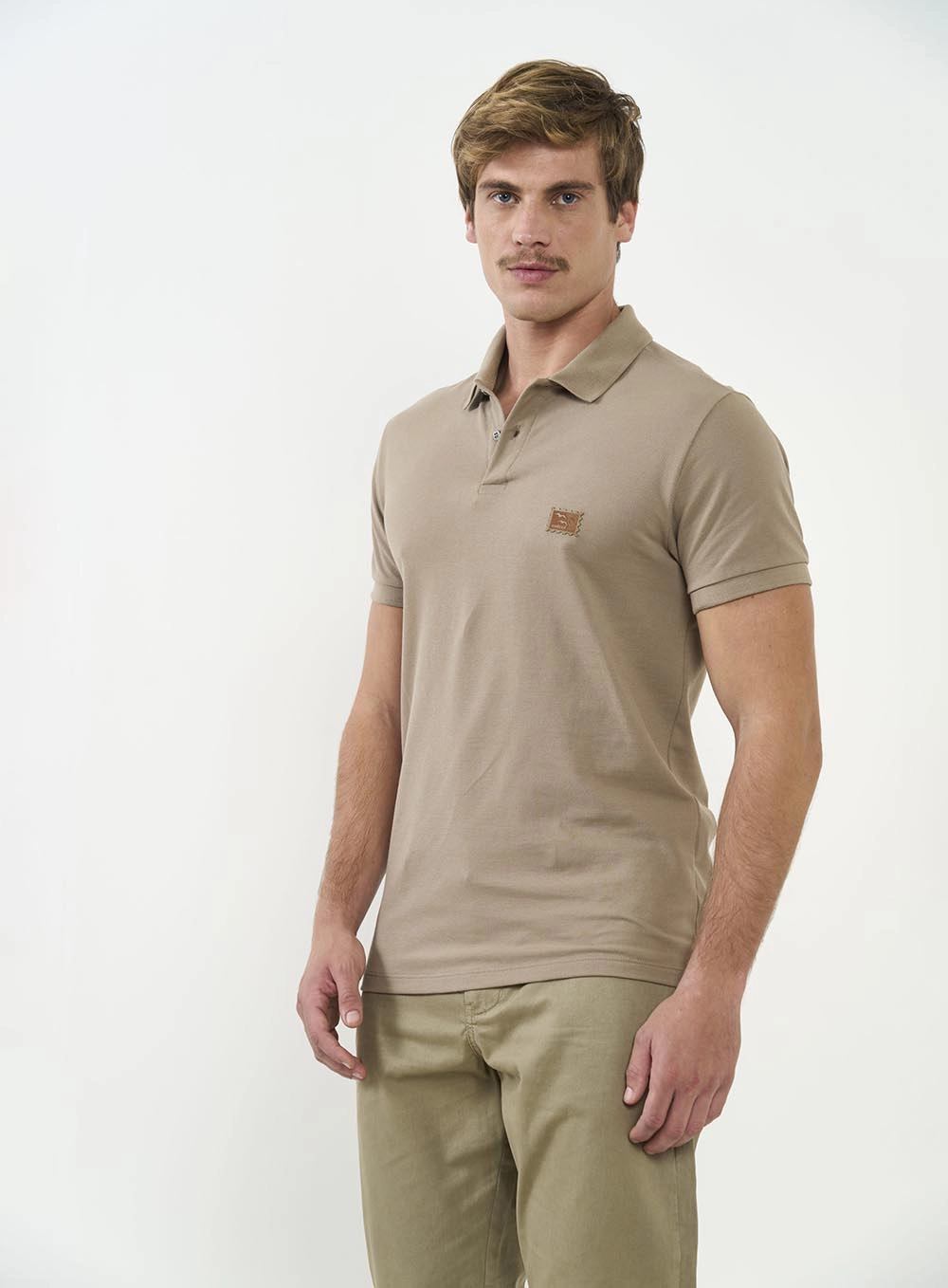 Polo Masculina Com Detalhe Em Placa Minimalista Bege Misk