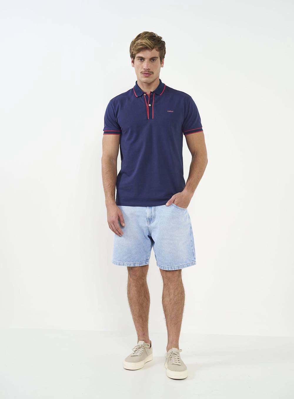 Polo Manga Curta Com Detalhe Em Listras Gola Manga Azul