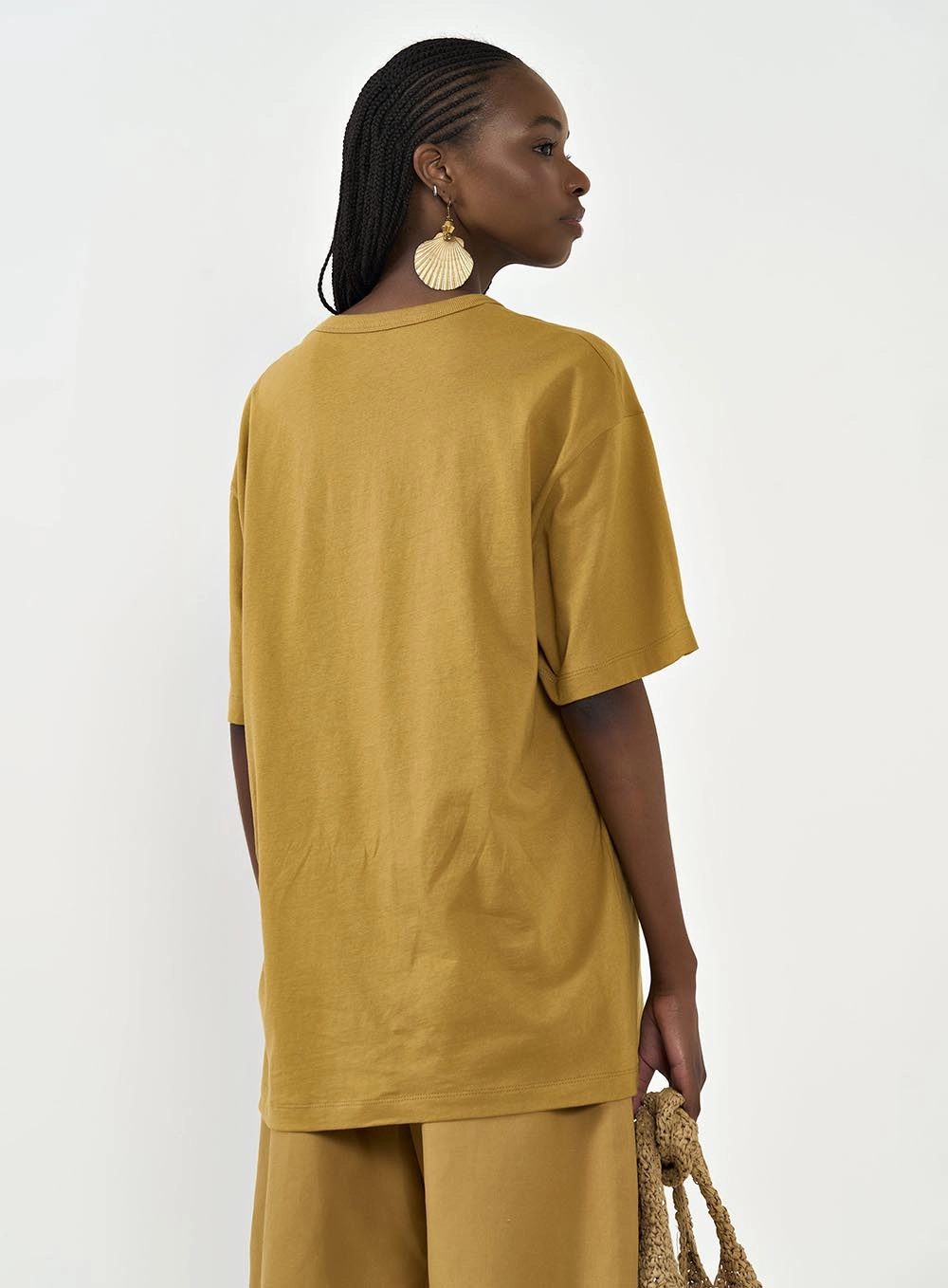 Camiseta Feminina Com Estampa E Gola Ribana Marrom Ebbela